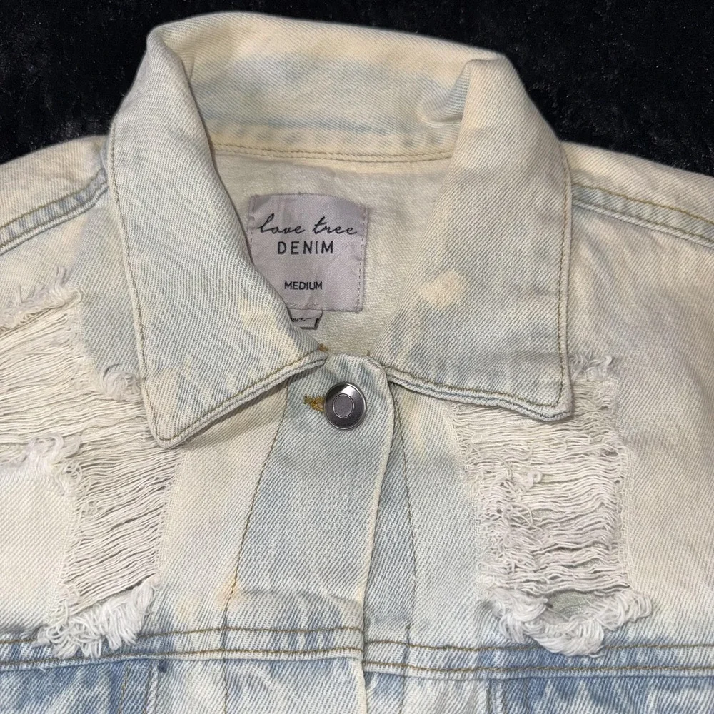 Love Tree Denim Jacket Womens Medium Blue Distressed Long Button Up Frayed Hem - Picture 7 of 9